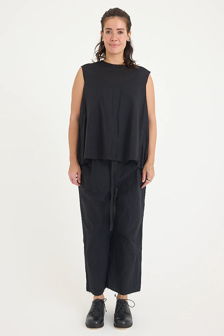 SCHA - "OE" V Back Sleeveless Top