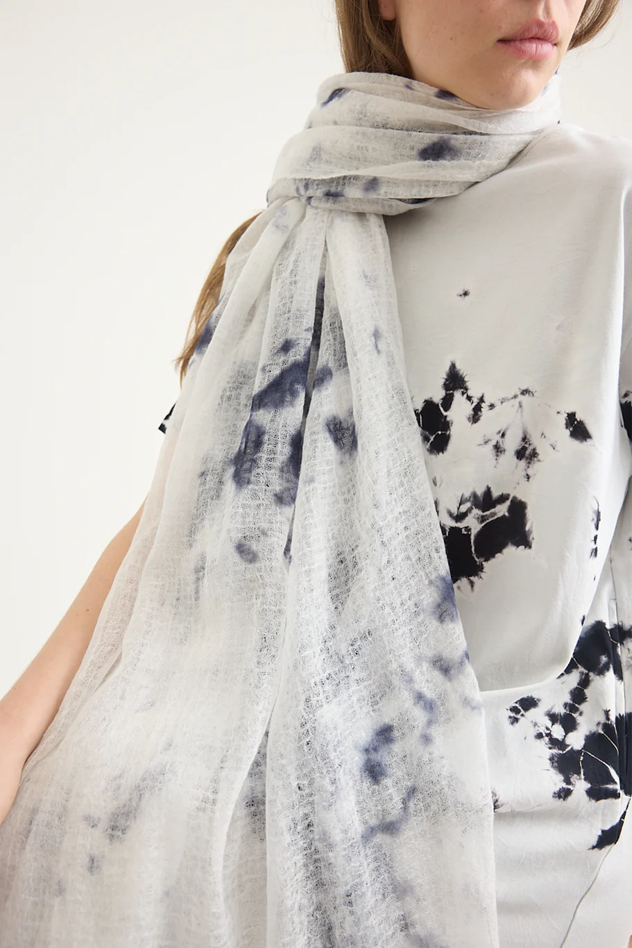 Suzusan - Hand Woven Feather Weight Cashmere Shawl - Image 4